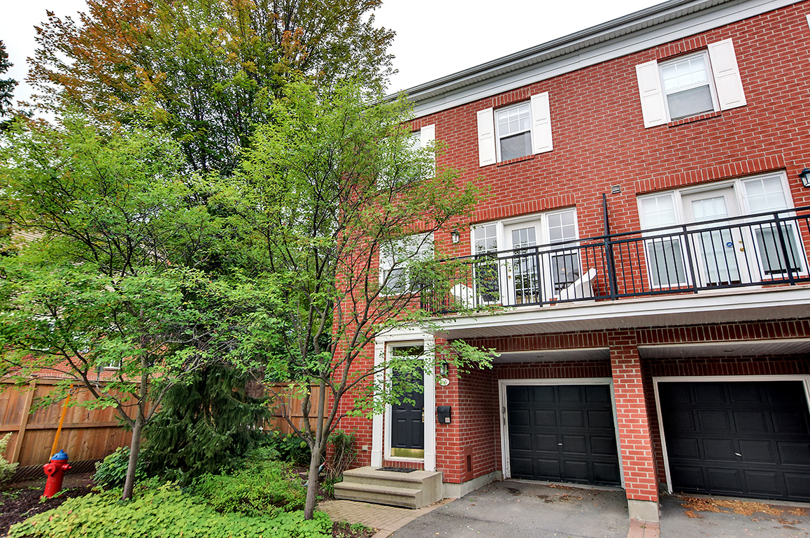 Style Townhouse in Manor Park Bytown Brokers